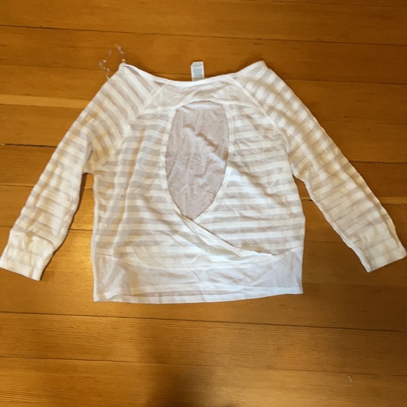 Splendid sheer drape 3/4 sleeve yoga top - Picture 5 of 5